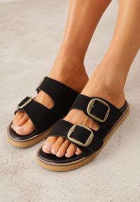 Renee - Czarne Klapki VICES Ozdobione Dużymi Klamrami Jenniviane. Nosek buta: otwarty. Kolor: czarny. Materiał: skóra, zamsz. Wzór: aplikacja. Sezon: lato. Obcas: na obcasie. Wysokość obcasa: niski #3