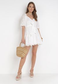 Born2be - Biała Sukienka Daphlenia. Okazja: na co dzień. Kolor: biały. Materiał: bawełna. Wzór: aplikacja. Styl: casual, klasyczny #4