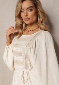 Renee - Jasnobeżowa Sukienka Boho Ozdobiona Ażurowymi Wstawkami i Koronką ze Sznurkiem w Talii Lanekade. Kolor: beżowy. Materiał: koronka. Wzór: aplikacja, ażurowy, koronka. Styl: boho #5