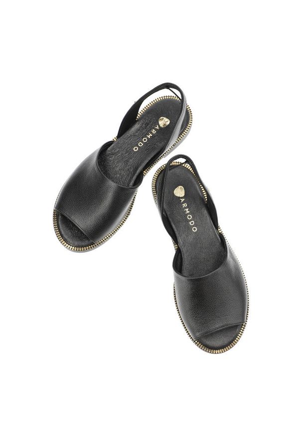 Czarne Sandały Armodo Wygodne Obuwie Damskie. Okazja: na co dzień. Zapięcie: pasek. Kolor: czarny. Wzór: aplikacja. Styl: casual, klasyczny