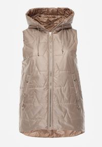 Born2be - Jasnobrązowa Kamizelka z Nieodpinanym Kapturem i Geometrycznym Pikowaniem Kalousa. Okazja: na co dzień. Kolor: brązowy. Materiał: jeans, dresówka. Długość rękawa: długi rękaw. Wzór: geometria. Styl: casual, klasyczny #1