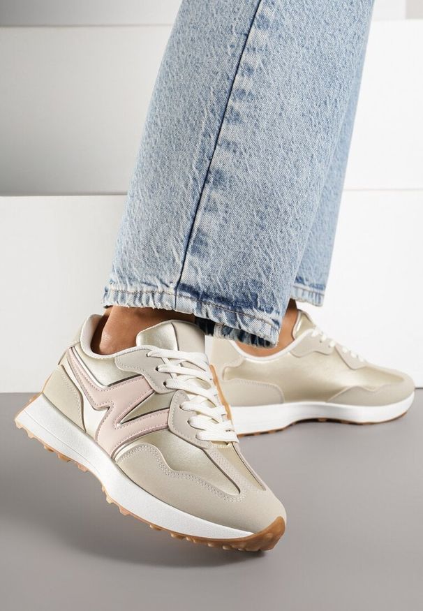Born2be - Złote Sneakersy na Płaskiej Podeszwie z Geometryczną Wstawką Helidi. Nosek buta: okrągły. Zapięcie: sznurówki. Kolor: złoty. Wzór: geometria. Obcas: na płaskiej podeszwie. Wysokość obcasa: niski