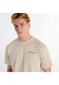 Koszulka męska New Balance MT51507TWF – beżowa. Kolor: beżowy. Materiał: bawełna, dresówka. Wzór: aplikacja, napisy #2