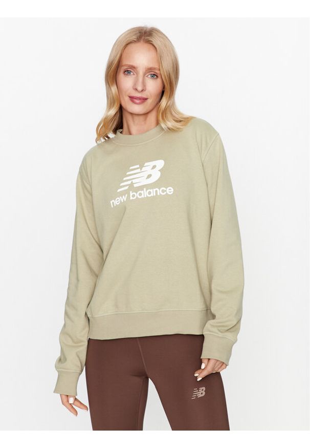 New Balance Bluza Essentials Stacked Logo French Terry Crewneck WT31532 Zielony Regular Fit. Kolor: zielony. Materiał: syntetyk, bawełna