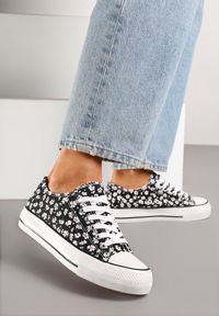 Born2be - Czarne Trampki z Cholewką Zdobioną Kwiatowym Wzorem Folaianna. Okazja: na co dzień, na spacer. Kolor: czarny. Materiał: jeans. Szerokość cholewki: normalna. Wzór: aplikacja, kwiaty. Styl: klasyczny, elegancki, casual #5