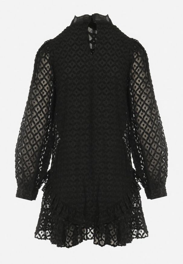 Born2be - Czarna Trapezowa Sukienka Mini z Ażurowym Wzorem i Falbankami Virenia. Typ kołnierza: kołnierz z falbankami. Kolor: czarny. Wzór: ażurowy. Typ sukienki: trapezowe. Długość: mini