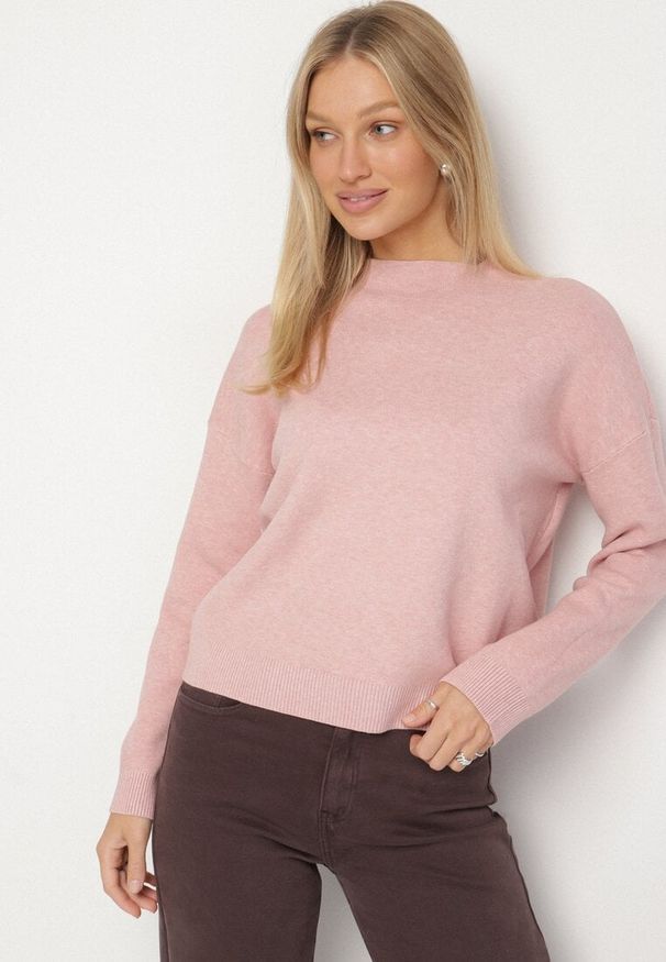 Born2be - Różowy Gładki Sweter o Pudełkowym Kroju ze Stójką Unessa. Okazja: na co dzień. Typ kołnierza: kołnierzyk stójkowy. Kolor: różowy. Materiał: jeans. Wzór: gładki. Styl: casual