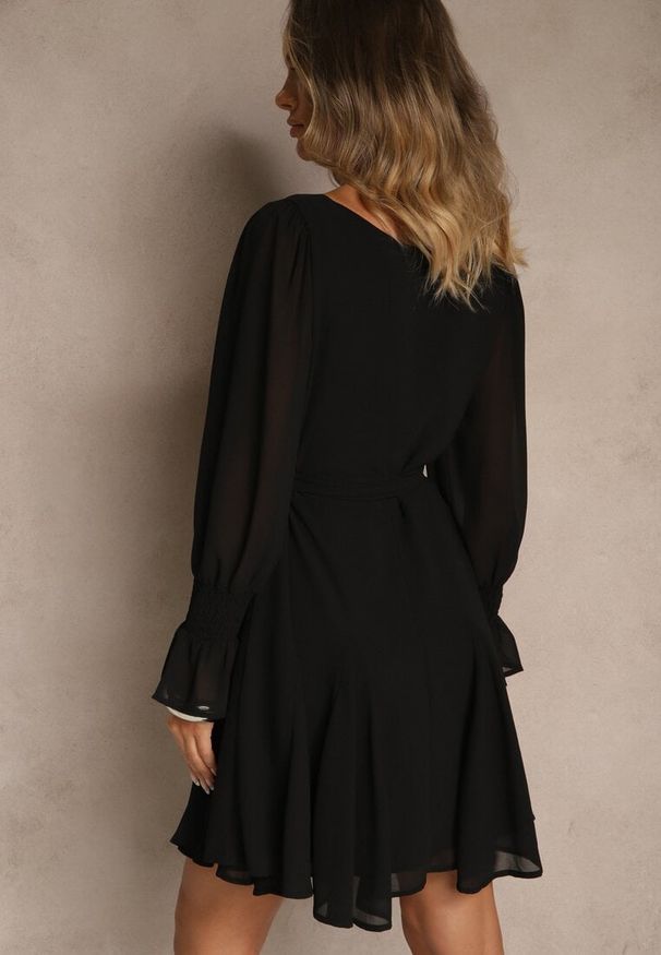 Renee - Czarna Sukienka Vices z Półtransparentnymi Rękawami Wiązania w Talii Resmosa. Okazja: na co dzień, na randkę. Typ kołnierza: dekolt kwadratowy. Kolor: czarny. Materiał: skóra, materiał. Styl: casual, elegancki