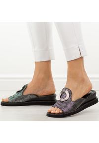 Czarne klapki damskie na koturnie M.Daszyński 2267-7 26. Okazja: na co dzień. Nosek buta: okrągły. Kolor: czarny. Materiał: skóra. Wzór: aplikacja. Sezon: wiosna, lato. Obcas: na koturnie. Styl: casual, elegancki, klasyczny #1