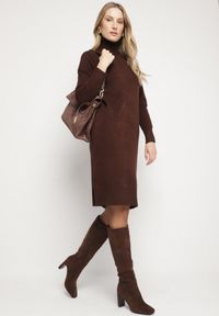 Born2be - Brązowa Dzianinowa Sukienka z Bawełną o Prostym Kroju z Golfem Tesala. Okazja: do pracy, na spotkanie biznesowe. Typ kołnierza: golf. Kolor: brązowy. Materiał: bawełna, dzianina. Wzór: jednolity. Typ sukienki: proste. Styl: biznesowy, klasyczny #2
