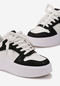 Renee - Biało-Czarne Sznurowane Sneakersy na Platformie z Metalicznymi Wstawkami Arileva. Kolor: biały. Materiał: jeans. Obcas: na platformie
