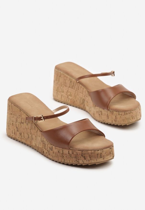 Born2be - Brązowe Klapki na Korkowym Koturnie z Ozdobnym Paskiem Ridinaria. Okazja: na co dzień. Zapięcie: pasek. Kolor: brązowy. Materiał: jeans. Sezon: lato. Obcas: na koturnie. Styl: casual