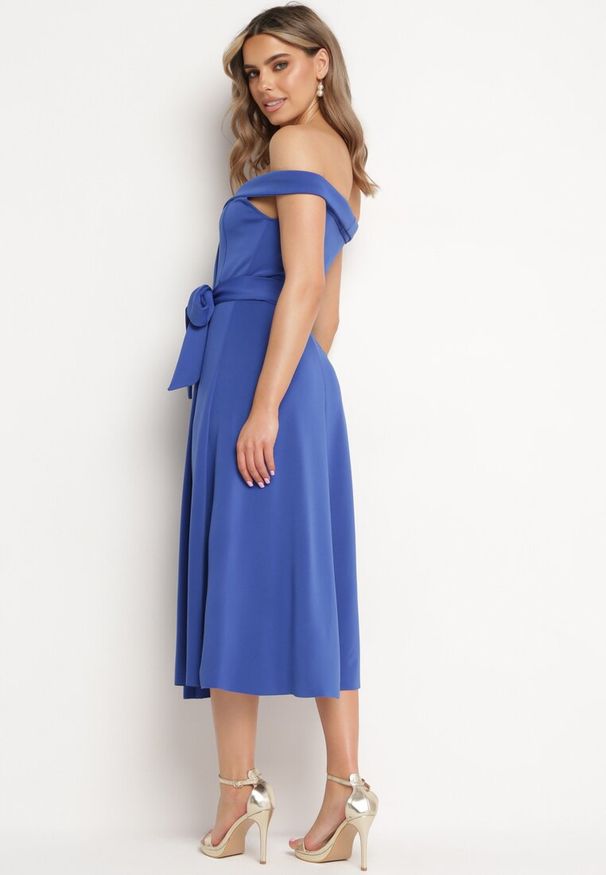Born2be - Granatowa Elegancka Sukienka o Fasonie Hiszpanki z Materiałowym Paskiem Xaelia. Typ kołnierza: dekolt hiszpanka. Kolor: niebieski. Materiał: materiał. Styl: elegancki