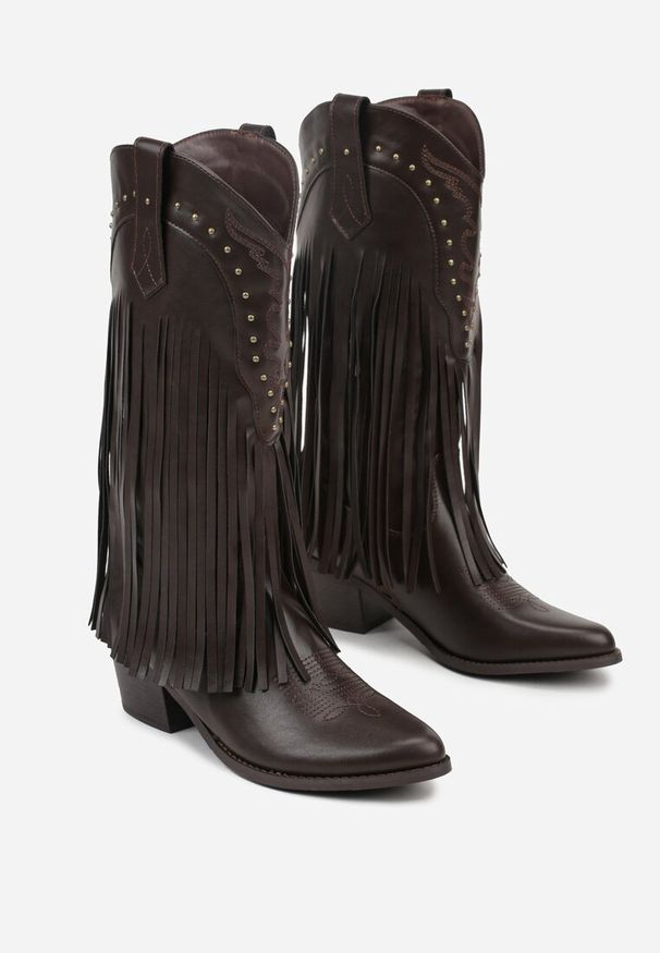Born2be - Brązowe Botki Kowbojki na Obcasie Zdobione Nitami i Frędzlami Calles. Okazja: na co dzień. Kolor: brązowy. Materiał: jeans, satyna. Wzór: aplikacja. Obcas: na obcasie. Styl: boho, elegancki, casual. Wysokość obcasa: średni