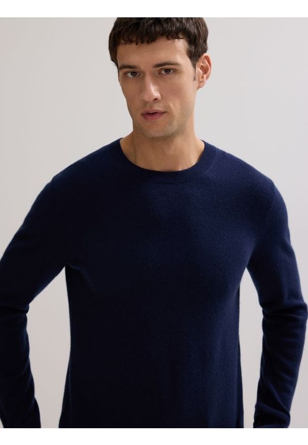 Reserved - Wełniany sweter z dodatkiem kaszmiru - granatowy. Kolor: niebieski. Materiał: wełna, kaszmir