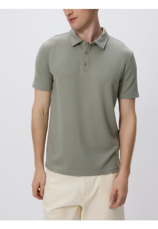 Reserved - Koszulka polo regular fit - oliwkowy. Typ kołnierza: polo. Kolor: oliwkowy. Materiał: dzianina, wiskoza