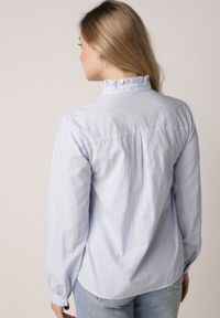 Born2be - Niebieska Bawełniana Koszula ze Stójką z Falbanką i Haftem przy Guzikach Umaria. Okazja: na co dzień, na spotkanie biznesowe, do pracy. Typ kołnierza: kołnierzyk stójkowy. Kolor: niebieski. Materiał: bawełna. Wzór: haft. Styl: casual, biznesowy, elegancki #6