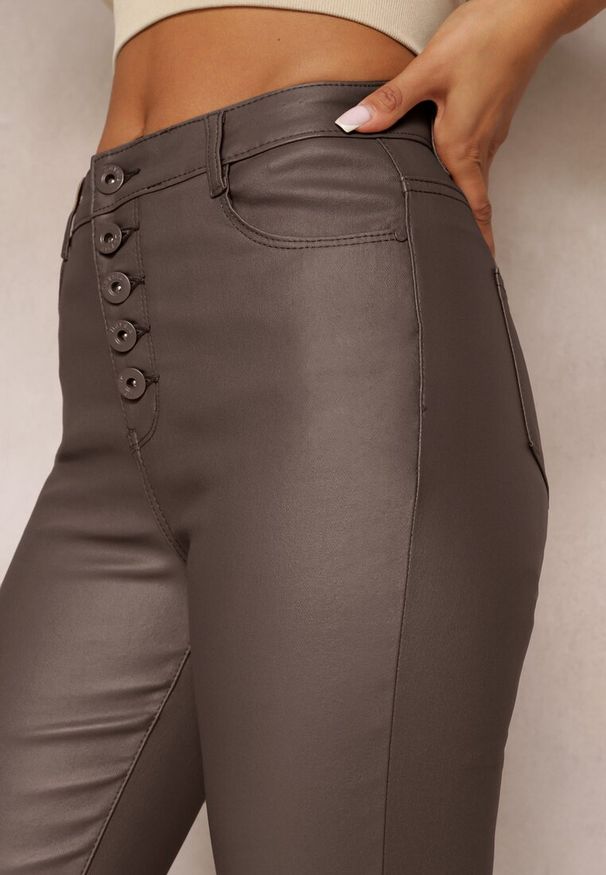 Renee - Brązowe Modelujące Spodnie z Ekoskóry o Fasonie Skinny Caetana. Okazja: na co dzień. Kolor: brązowy. Styl: elegancki, casual
