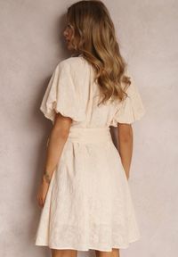 Renee - Jasnobeżowa Sukienka z Bawełny Halpy. Okazja: na imprezę. Kolor: beżowy. Materiał: bawełna. Wzór: haft. Sezon: lato, wiosna. Styl: klasyczny, elegancki. Długość: mini #3