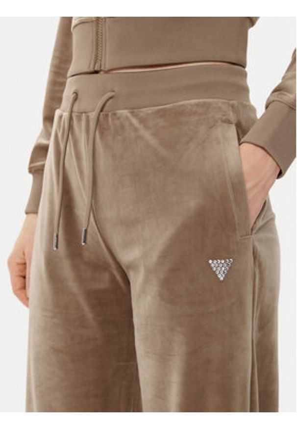 Guess Spodnie dresowe V3BB26 KBXI2 Brązowy Regular Fit. Kolor: brązowy. Materiał: syntetyk