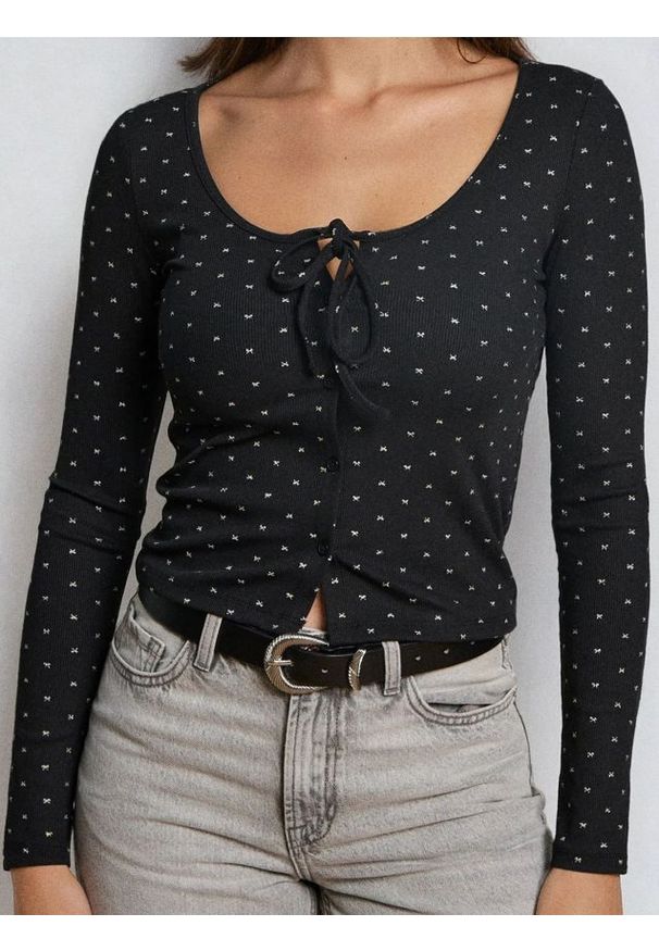Sinsay - Prążkowana bluzka ze wzorem - czarny. Kolor: czarny. Materiał: prążkowany