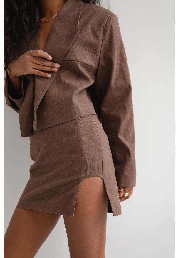 Marsala - Mini spódniczka z lnem w kolorze BROWN - SOFIA. Stan: podwyższony. Kolor: brązowy. Materiał: len. Styl: klasyczny