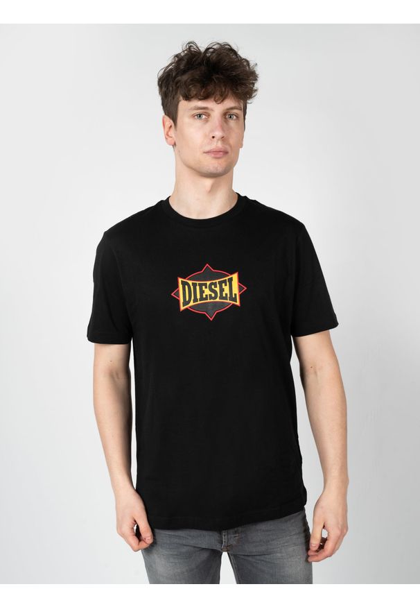Diesel T-Shirt "T-Just" | A03843-0HAYU-9XX | Mężczyzna | Czarny. Okazja: na co dzień. Kolor: czarny. Materiał: bawełna. Wzór: nadruk. Styl: casual