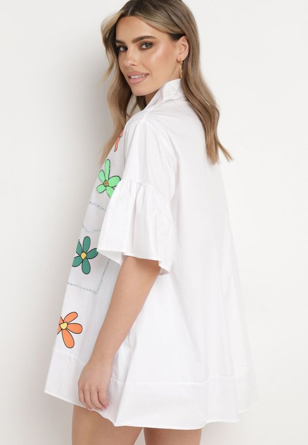 Born2be - Biała Długa Koszula Zapinana na Guziki z Rękawami Długości 3/4 Ozdobiona Naszywkami Terica. Okazja: na co dzień. Kolor: biały. Materiał: jeans. Długość: długie. Wzór: aplikacja. Styl: klasyczny, casual, elegancki