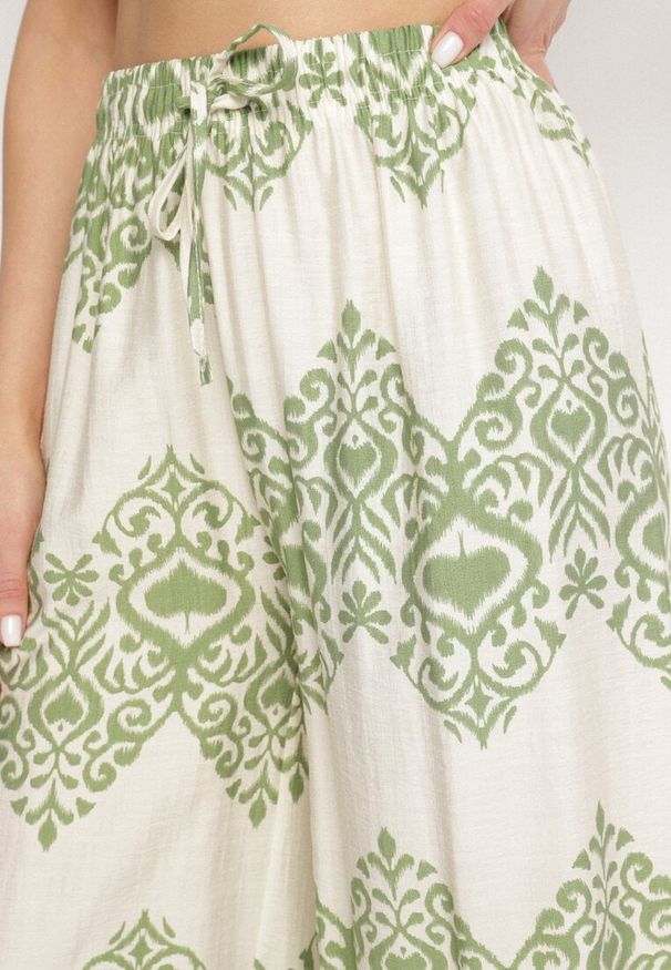 Born2be - Zielone Wiskozowe Szerokie Spodnie z Geometrycznym Wzorem Faneoriela. Okazja: na co dzień. Kolor: zielony. Materiał: wiskoza. Wzór: geometria. Styl: elegancki, klasyczny, casual