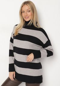 Born2be - Czarno-Szary Golf w Paski o Dłuższym Kroju Ralinia. Okazja: na co dzień. Typ kołnierza: golf. Kolor: czarny. Materiał: jeans. Długość: długie. Wzór: paski. Styl: elegancki, sportowy, casual #4