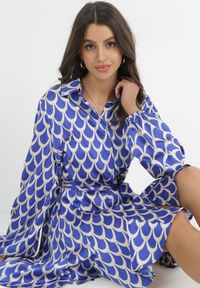 Born2be - Niebieska Koszulowa Sukienka z Wiązanym Paskiem Atheneta. Kolor: niebieski. Materiał: materiał. Wzór: nadruk. Typ sukienki: koszulowe #5