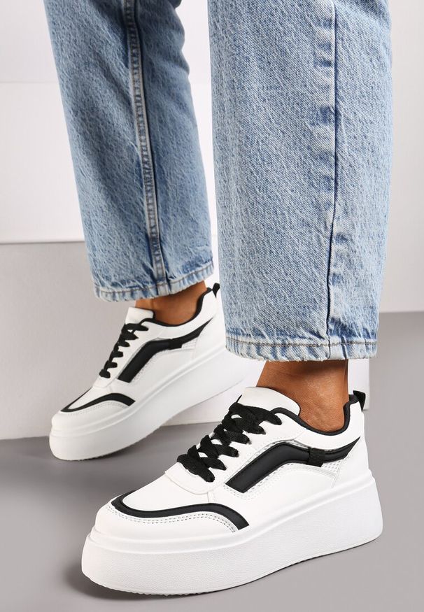 Born2be - Biało-Czarne Płaskie Sneakersy z Geometrycznym Wzorem i Sznurowaniem Vlisera. Okazja: na co dzień. Zapięcie: sznurówki. Kolor: biały. Materiał: jeans. Wzór: geometria