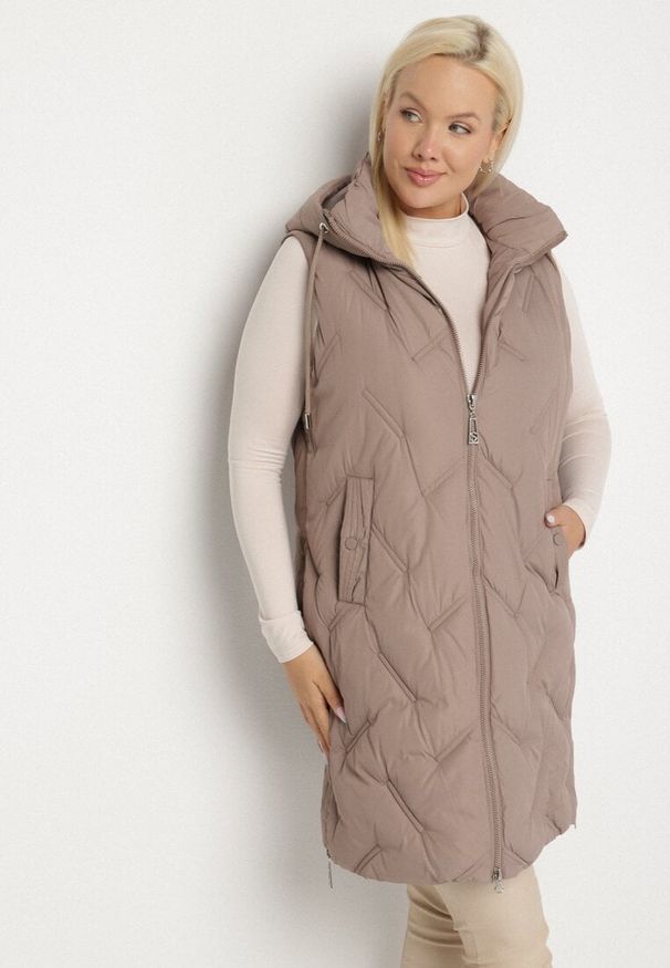 Born2be - Ciemnobeżowa Pikowana Kamizelka z Kapturem i Kieszeniami Esarivie. Okazja: na spacer. Typ kołnierza: kaptur. Kolekcja: plus size. Kolor: beżowy. Materiał: jeans