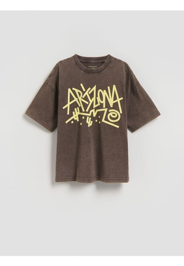 Reserved - T-shirt z nadrukiem - brązowy. Kolor: brązowy. Materiał: dzianina, bawełna. Wzór: nadruk