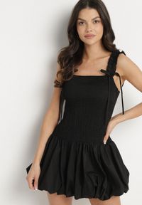 Born2be - Czarna Bawełniana Sukienka Bombka na Ramiączkach z Elastyczną Górą Linarisena. Okazja: na co dzień, na imprezę. Typ kołnierza: kokarda. Kolor: czarny. Materiał: bawełna. Długość rękawa: na ramiączkach. Typ sukienki: bombki. Styl: casual, elegancki #4