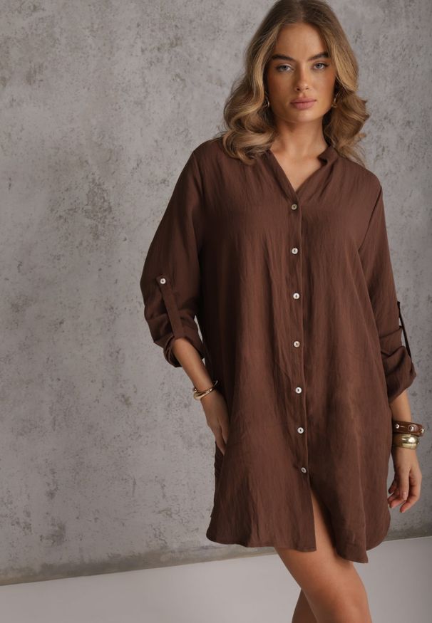 Renee - Brązowa Pudełkowa Sukienka Bawełniana Oversize z Dekoltem w Serek Elavellis. Okazja: na co dzień. Typ kołnierza: dekolt w serek. Kolor: brązowy. Materiał: bawełna. Typ sukienki: oversize. Styl: casual, elegancki