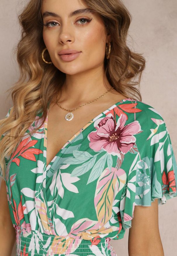 Renee - Zielona Kopertowa Sukienka Mini w Kwiaty z Gumkami w Pasie i Falbanką Kellana. Kolor: zielony. Materiał: tkanina. Wzór: kwiaty. Sezon: wiosna, lato. Typ sukienki: kopertowe. Długość: mini