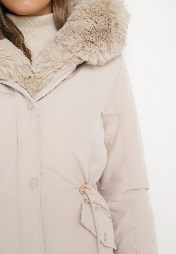 Born2be - Beżowa Kurtka Parka z Ozdobnym Futerkiem Ikhana. Kolor: beżowy. Materiał: futro