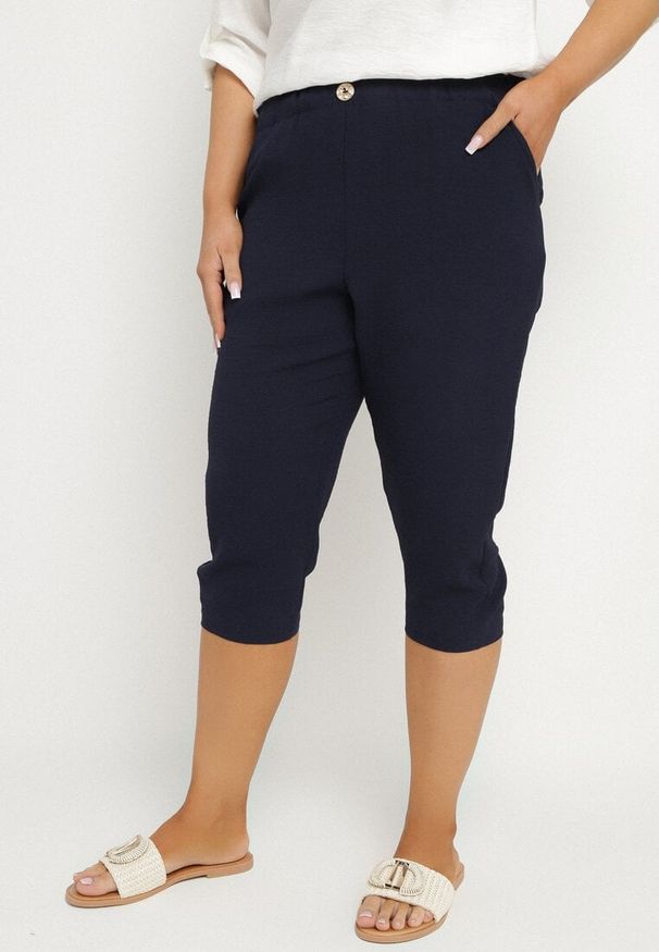 Born2be - Granatowe Spodnie z Gumką w Pasie 7/8 Tenimira. Okazja: na co dzień, na spacer. Kolekcja: plus size. Kolor: niebieski. Styl: klasyczny, elegancki, casual