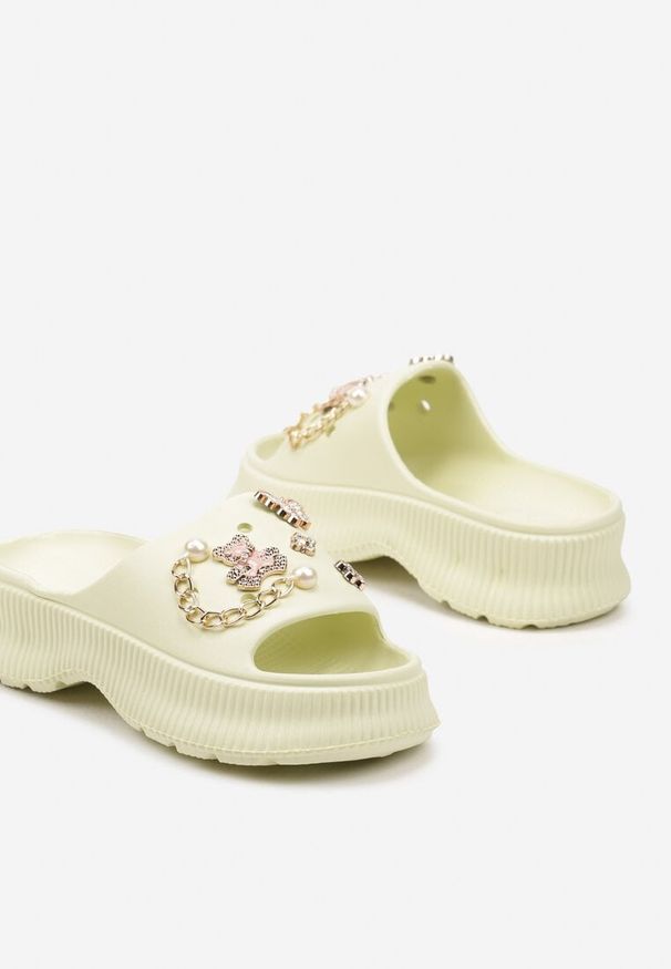 Born2be - Jasnozielone Klapki Piankowe na Grubej Podeszwie Zdobione Zawieszkami Galione. Okazja: na co dzień. Kolor: zielony. Materiał: skóra, jeans. Wzór: aplikacja. Styl: klasyczny, elegancki, casual