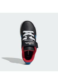 Adidas - Pantofelki dla dzieci adidas Marvel Spider-Man Grand. Zapięcie: pasek. Kolor: czerwony, wielokolorowy, niebieski, czarny. Wzór: motyw z bajki