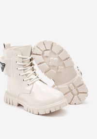 Born2be - Beżowe Płaskie Botki Lakierowane z Misiem Ivathia. Okazja: na co dzień. Kolor: beżowy. Materiał: lakier. Wzór: kolorowy. Styl: casual, elegancki #3