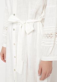 Born2be - Biała Sukienka Koszulowa Zapinana na Guziki z Paskiem w Talii i Ozdobnym Rękawem Rigaudona. Okazja: na spotkanie biznesowe. Kolor: biały. Typ sukienki: koszulowe. Styl: biznesowy, elegancki, klasyczny #4