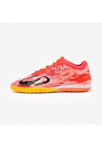 KIPSTA - Buty piłkarskie CLR TF Low. Kolor: czerwony, różowy, wielokolorowy. Materiał: skóra, kauczuk. Szerokość cholewki: normalna. Sport: piłka nożna