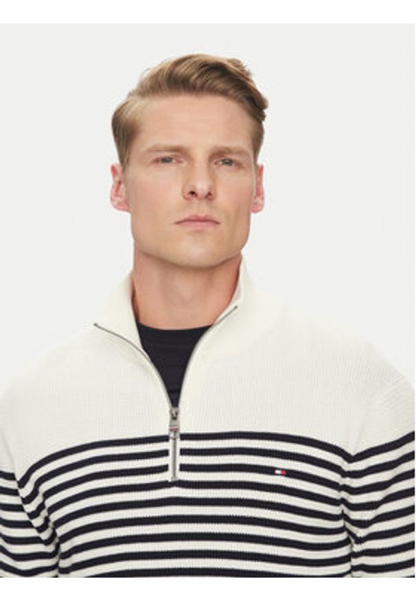 TOMMY HILFIGER - Tommy Hilfiger Sweter MW0MW38601 Écru Regular Fit. Materiał: bawełna