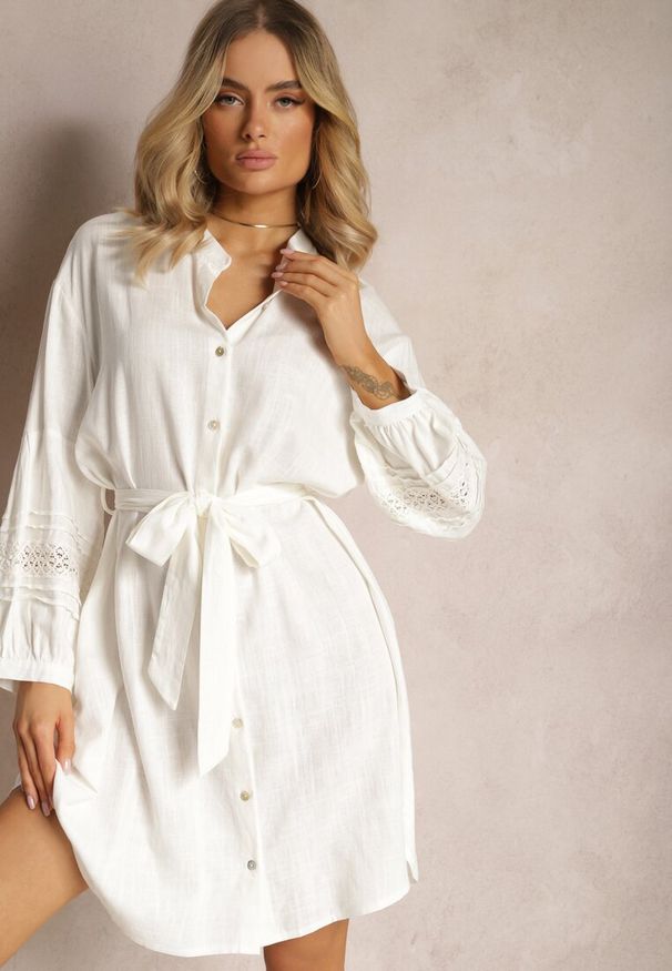 Renee - Biała Sukienka Koszula z Haftowanym Rękawem Wiązana w Pasie Passacalia. Okazja: na co dzień. Kolor: biały. Materiał: skóra, materiał. Wzór: haft. Typ sukienki: koszulowe. Styl: klasyczny, casual, elegancki