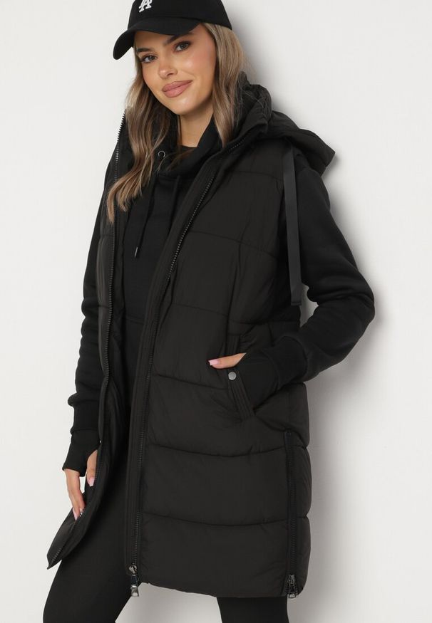 Born2be - Czarna Długa Kamizelka Pikowana z Odpinanym Kapturem i Sznurkami do Regulacji Nerienna. Kolor: czarny. Długość: długie. Styl: elegancki