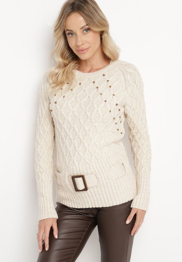 Born2be - Jasnobeżowy Sweter Ozdobiony Tłoczeniem i Paskiem Kortissta. Okazja: na co dzień. Kolor: beżowy. Materiał: jeans. Długość rękawa: długi rękaw. Długość: długie. Wzór: aplikacja. Styl: klasyczny, casual