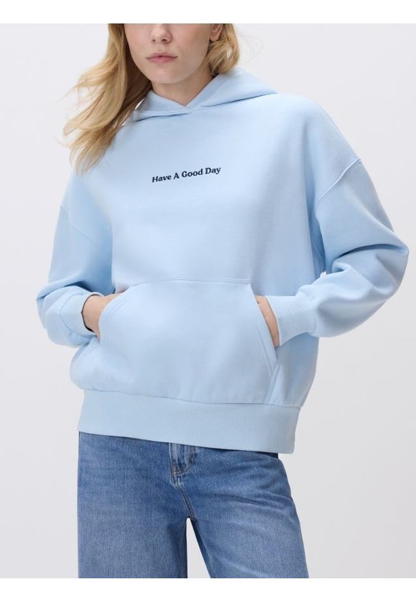 Reserved - Bluza z napisem - jasnoniebieski. Kolor: niebieski. Materiał: dzianina, bawełna. Wzór: napisy