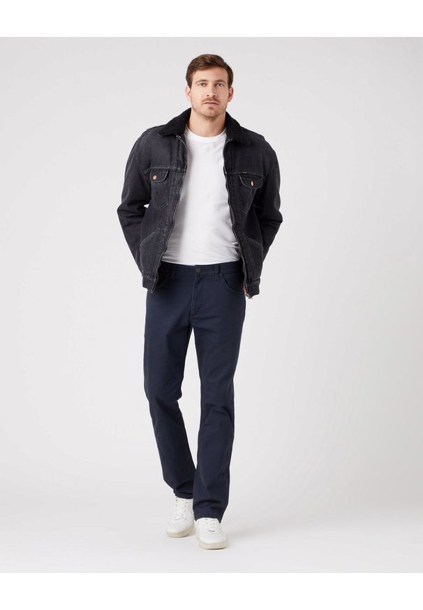 Wrangler - WRANGLER GREENSBORO MĘSKIE SPODNIE JEANSOWE DARK NAVY W15Q71XAE 112319943. Materiał: jeans